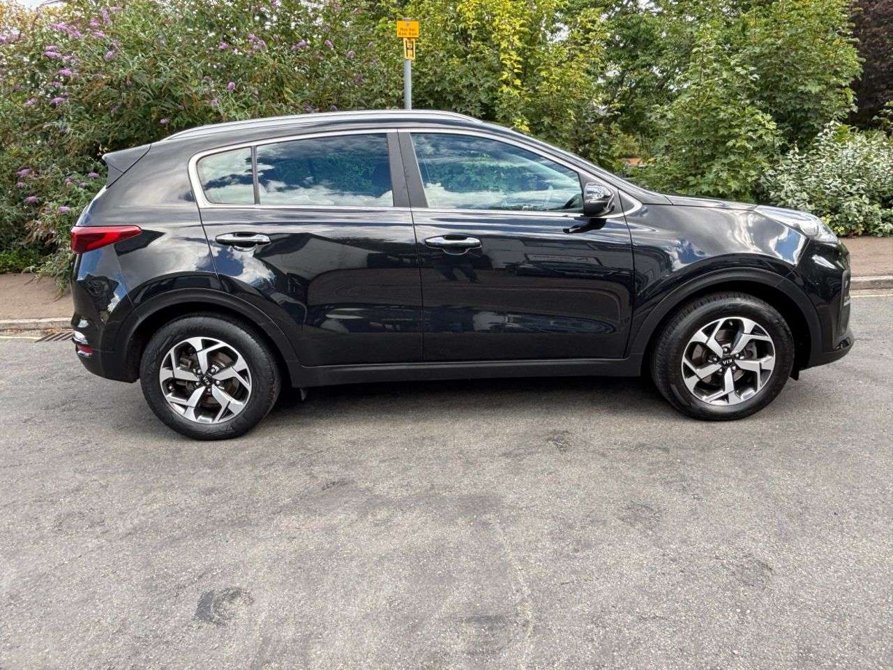 A 2021 KIA SPORTAGE 1.6 CRDi MHEV 2 SUV 5dr Diesel Hybrid DCT Euro 6 (s/s) (134 bhp) REVERSING A 2021 KIA SPORTAGE 1.6 CRDi MHEV 2 SUV 5dr Diesel Hybrid DCT Euro 6 (s/s) (134 bhp) REVERSING