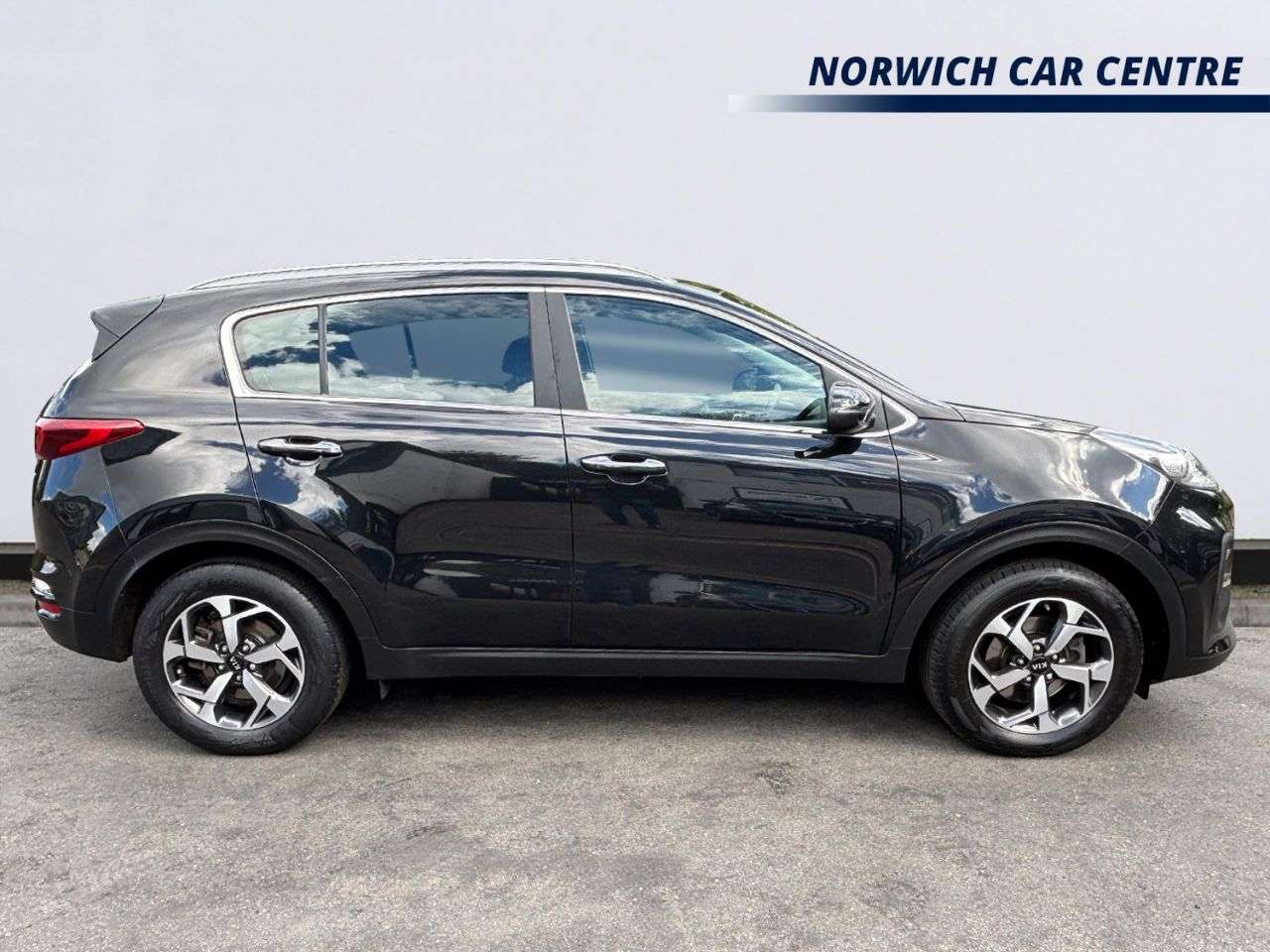 A 2021 KIA SPORTAGE 1.6 CRDi MHEV 2 SUV 5dr Diesel Hybrid DCT Euro 6 (s/s) (134 bhp) REVERSING A 2021 KIA SPORTAGE 1.6 CRDi MHEV 2 SUV 5dr Diesel Hybrid DCT Euro 6 (s/s) (134 bhp) REVERSING
