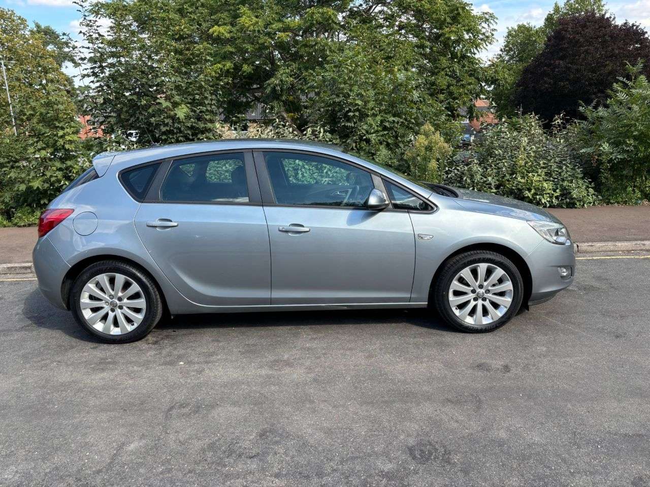 A 2010 VAUXHALL ASTRA 1.4 16v Exclusiv Hatchback 5dr Petrol Manual Euro 5 (100 ps) ONE LOCAL OWNE A 2010 VAUXHALL ASTRA 1.4 16v Exclusiv Hatchback 5dr Petrol Manual Euro 5 (100 ps) ONE LOCAL OWNE