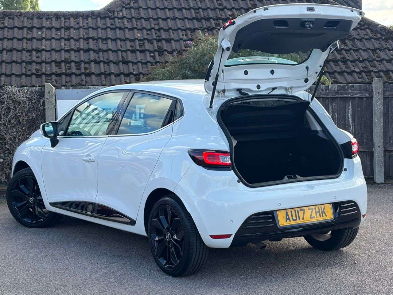 A 2017 RENAULT CLIO 1.5 dCi Dynamique S Nav Hatchback 5dr Diesel EDC Euro 6 (s/s) (90 ps) A 2017 RENAULT CLIO 1.5 dCi Dynamique S Nav Hatchback 5dr Diesel EDC Euro 6 (s/s) (90 ps)