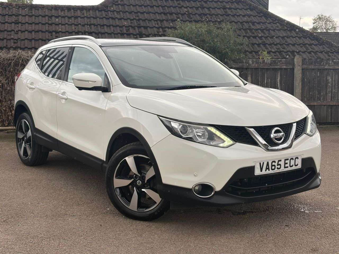 A 2016 NISSAN QASHQAI 1.6 dCi n-tec+ SUV 5dr Diesel Manual 2WD Euro 6 (s/s) (130 ps) A 2016 NISSAN QASHQAI 1.6 dCi n-tec+ SUV 5dr Diesel Manual 2WD Euro 6 (s/s) (130 ps)