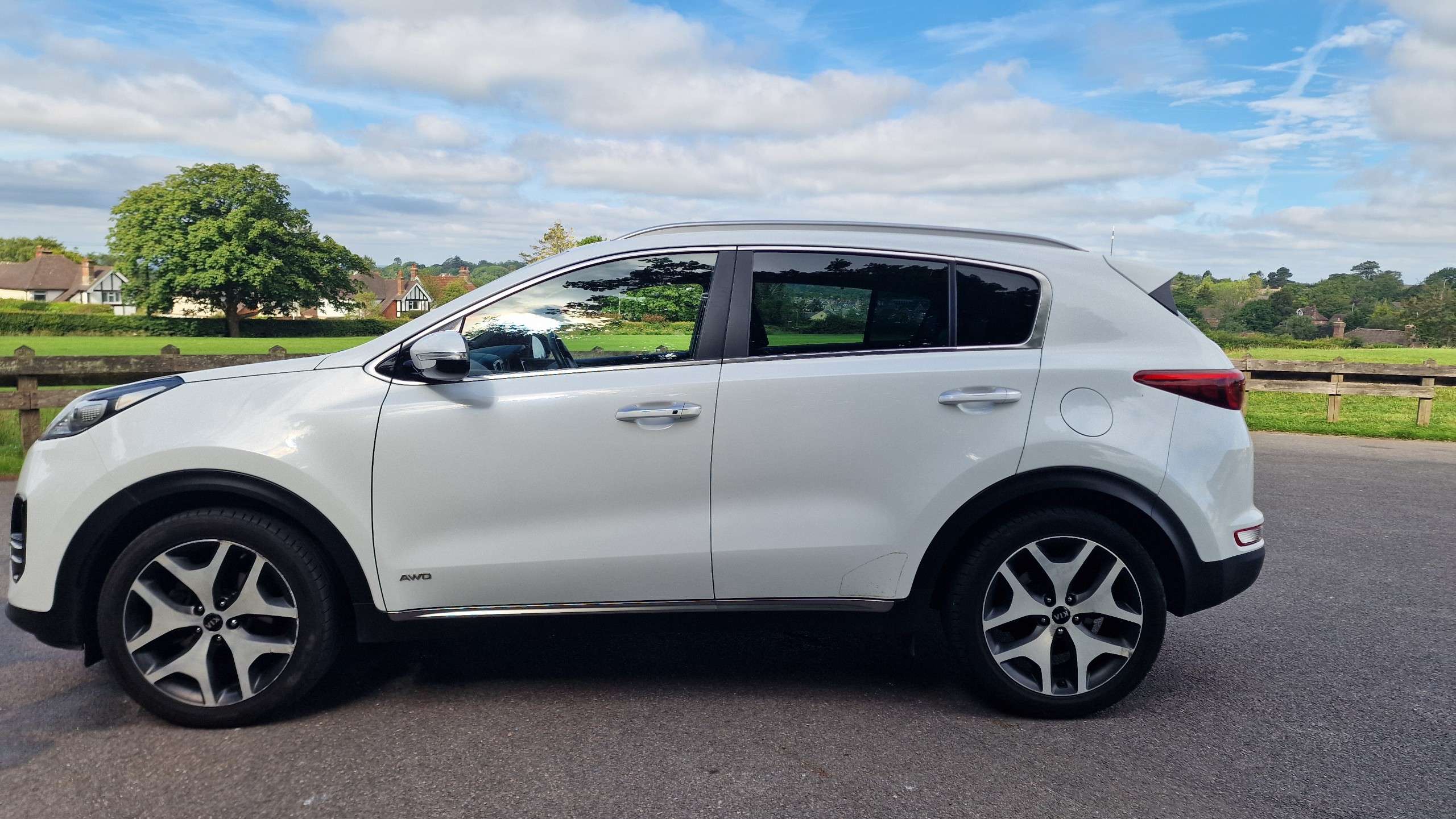 A 2017 KIA SPORTAGE 2.0 CRDi GT-Line SUV 5dr Diesel Auto AWD Euro 6 (134 bhp)+AUTOMATIC+LOW MILEAGE+FULL SERVICE HISTORY+ A 2017 KIA SPORTAGE 2.0 CRDi GT-Line SUV 5dr Diesel Auto AWD Euro 6 (134 bhp)+AUTOMATIC+LOW MILEAGE+FULL SERVICE HISTORY+