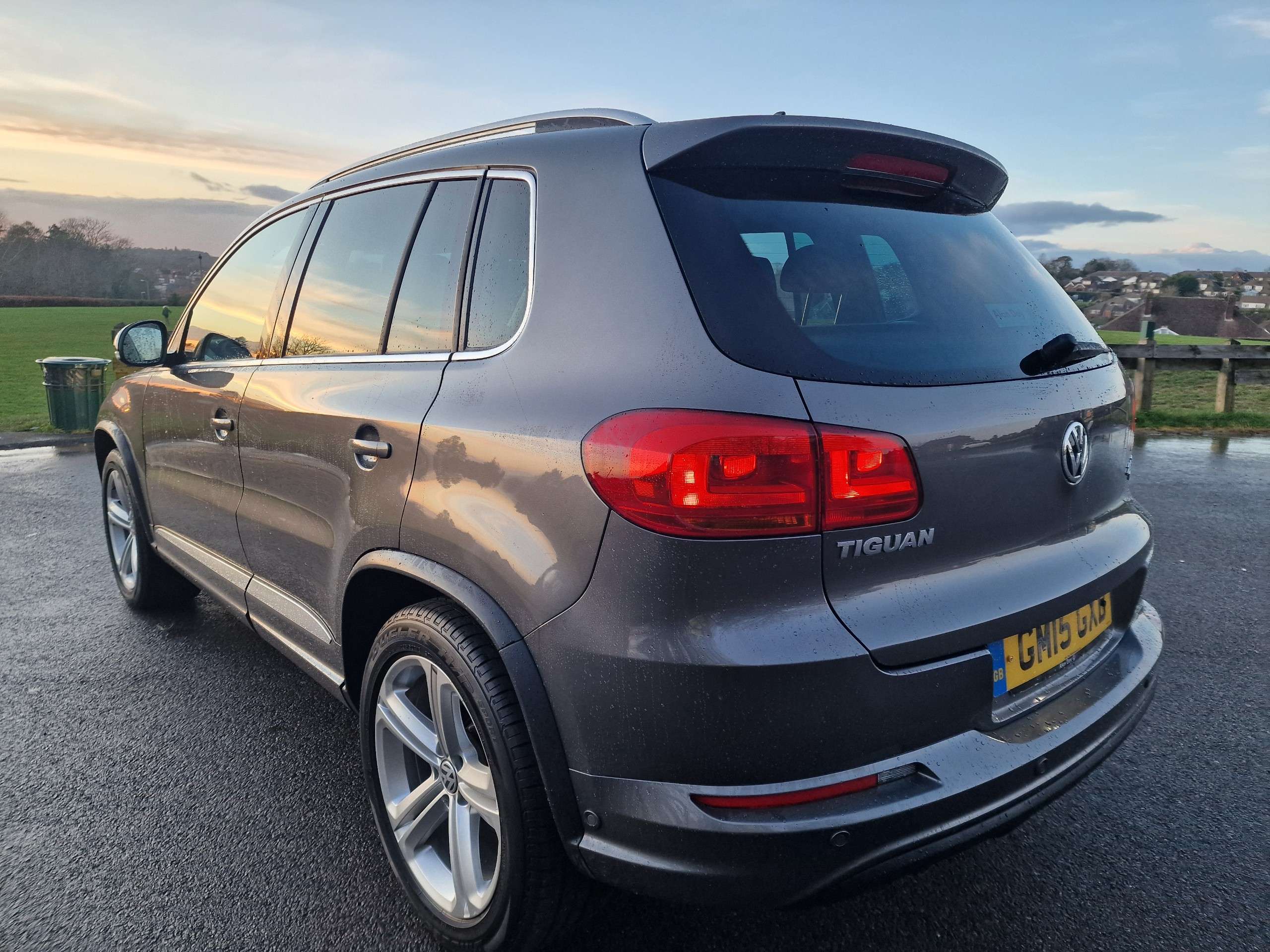 A 2015 VOLKSWAGEN TIGUAN 2.0 TDI BlueMotion Tech R-Line SUV 5dr Diesel DSG 4WD Euro 5 (s/s) (Nav) (140 ps) A 2015 VOLKSWAGEN TIGUAN 2.0 TDI BlueMotion Tech R-Line SUV 5dr Diesel DSG 4WD Euro 5 (s/s) (Nav) (140 ps)