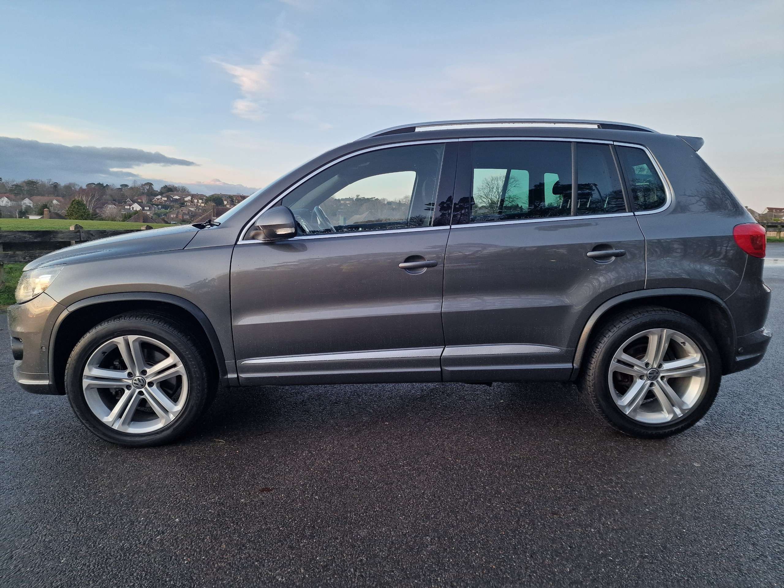 A 2015 VOLKSWAGEN TIGUAN 2.0 TDI BlueMotion Tech R-Line SUV 5dr Diesel DSG 4WD Euro 5 (s/s) (Nav) (140 ps) A 2015 VOLKSWAGEN TIGUAN 2.0 TDI BlueMotion Tech R-Line SUV 5dr Diesel DSG 4WD Euro 5 (s/s) (Nav) (140 ps)