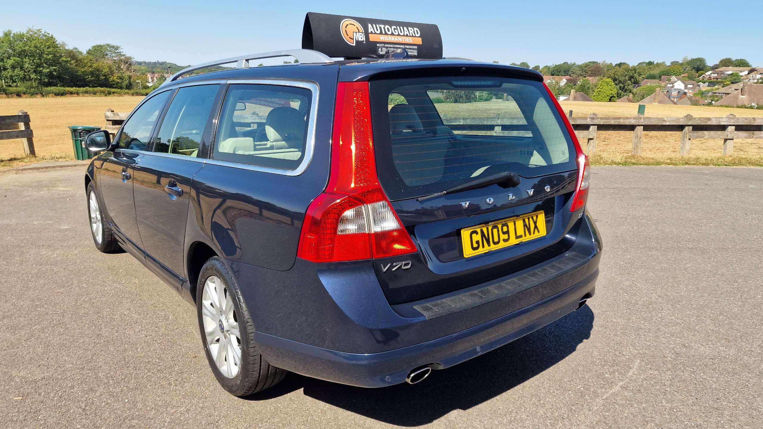 A 2009 VOLVO V70 2.4 D5 SE Lux Premium Estate 5dr Diesel Geartronic Euro 5 (205 ps)+LOW MILEAGE ONLY 63,000 MILES+AUTOMATIC+TOP SPEC A 2009 VOLVO V70 2.4 D5 SE Lux Premium Estate 5dr Diesel Geartronic Euro 5 (205 ps)+LOW MILEAGE ONLY 63,000 MILES+AUTOMATIC+TOP SPEC