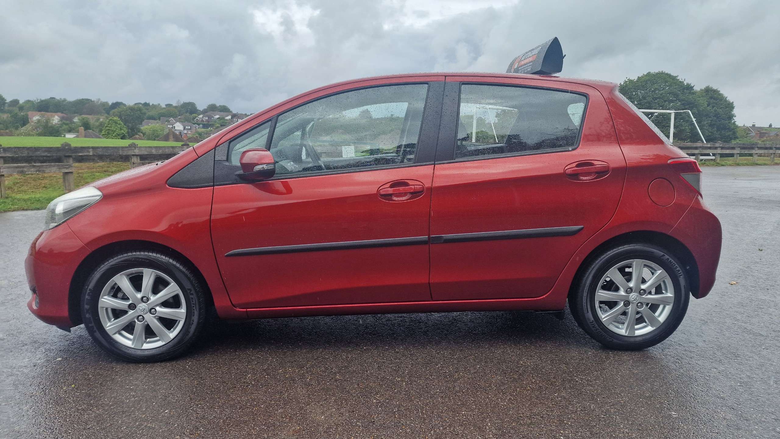 A 2013 TOYOTA YARIS 1.33 Dual VVT-i TR Hatchback 5dr Petrol Manual Euro 5 (101 ps)+VERY LOW MILEAGE UNDER 25,000 MILES+FULL TOYOTA SERVICE HISTORY+ A 2013 TOYOTA YARIS 1.33 Dual VVT-i TR Hatchback 5dr Petrol Manual Euro 5 (101 ps)+VERY LOW MILEAGE UNDER 25,000 MILES+FULL TOYOTA SERVICE HISTORY+