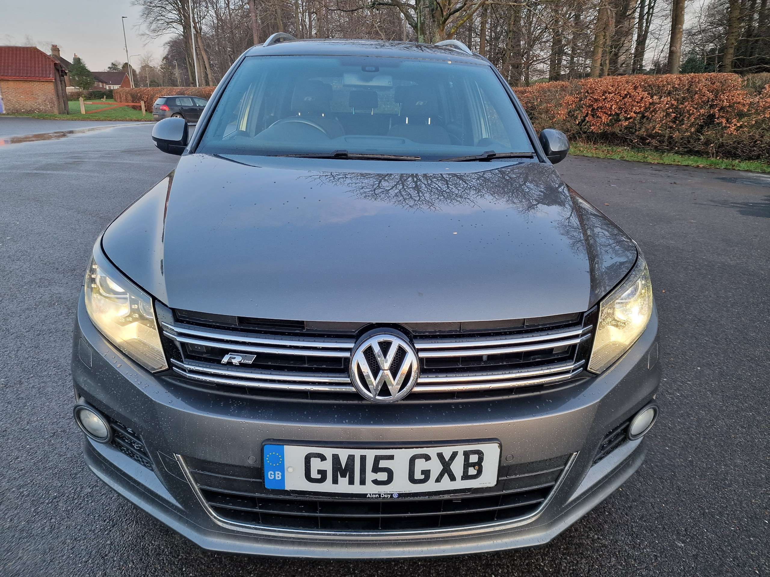 A 2015 VOLKSWAGEN TIGUAN 2.0 TDI BlueMotion Tech R-Line SUV 5dr Diesel DSG 4WD Euro 5 (s/s) (Nav) (140 ps) A 2015 VOLKSWAGEN TIGUAN 2.0 TDI BlueMotion Tech R-Line SUV 5dr Diesel DSG 4WD Euro 5 (s/s) (Nav) (140 ps)