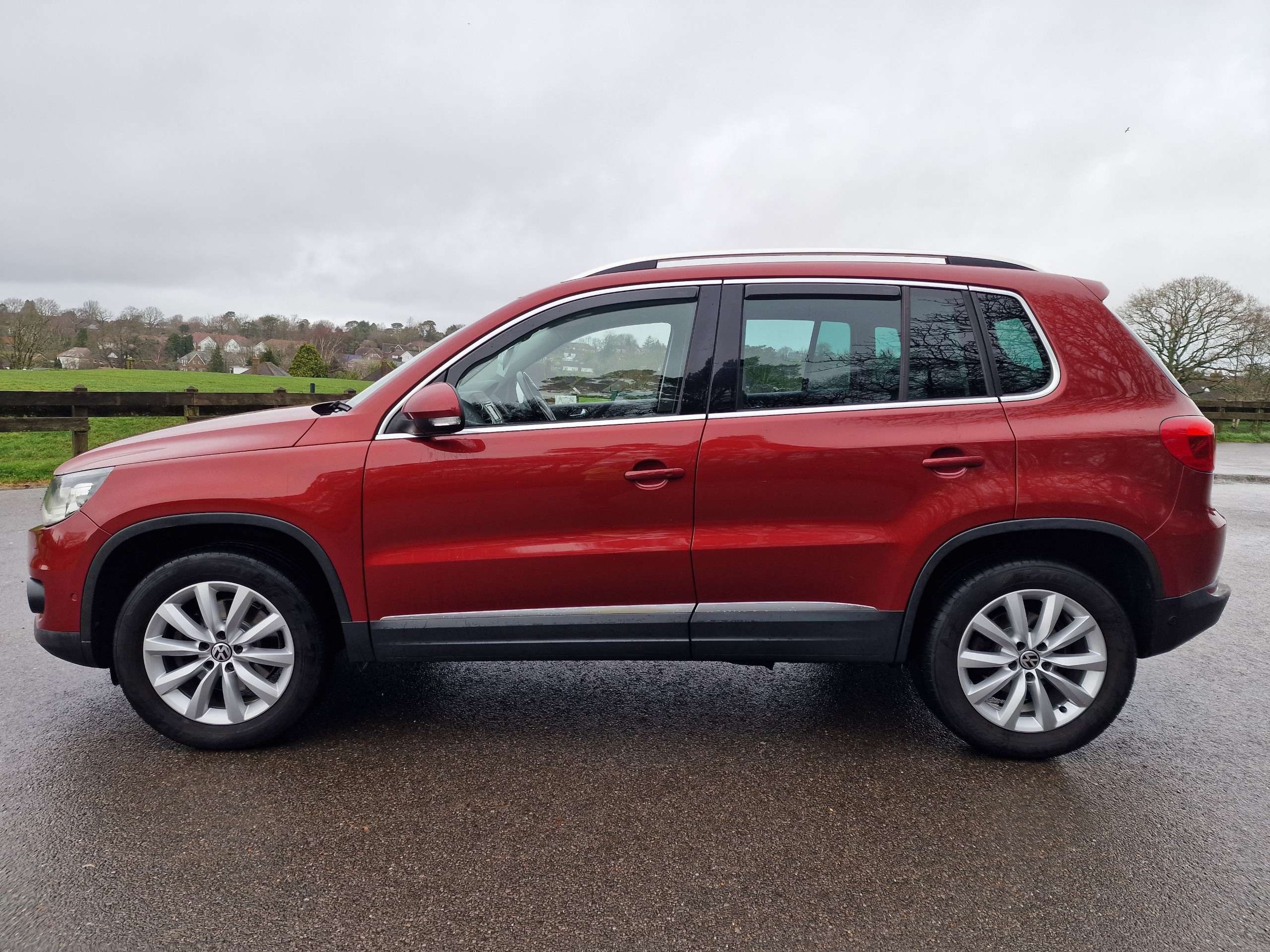A 2015 VOLKSWAGEN TIGUAN 2.0 TDI BlueMotion Tech Match SUV 5dr Diesel DSG 4WD Euro 5 (s/s) (177 ps)+AUTOMATIC+LEATHER+XENONS+SAT NAV+HEATED SEATS+ A 2015 VOLKSWAGEN TIGUAN 2.0 TDI BlueMotion Tech Match SUV 5dr Diesel DSG 4WD Euro 5 (s/s) (177 ps)+AUTOMATIC+LEATHER+XENONS+SAT NAV+HEATED SEATS+