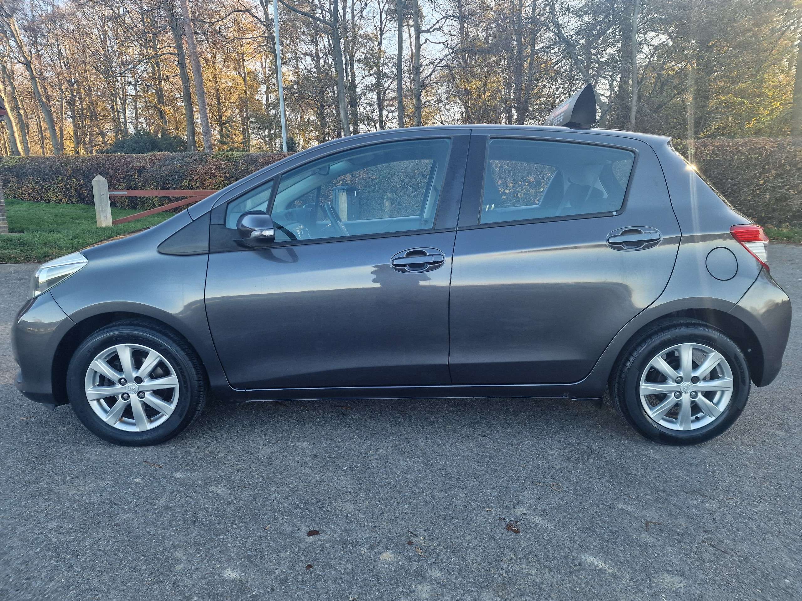A 2013 TOYOTA YARIS 1.33 Dual VVT-i TR Hatchback 5dr Petrol Manual Euro 5 (101 ps) A 2013 TOYOTA YARIS 1.33 Dual VVT-i TR Hatchback 5dr Petrol Manual Euro 5 (101 ps)