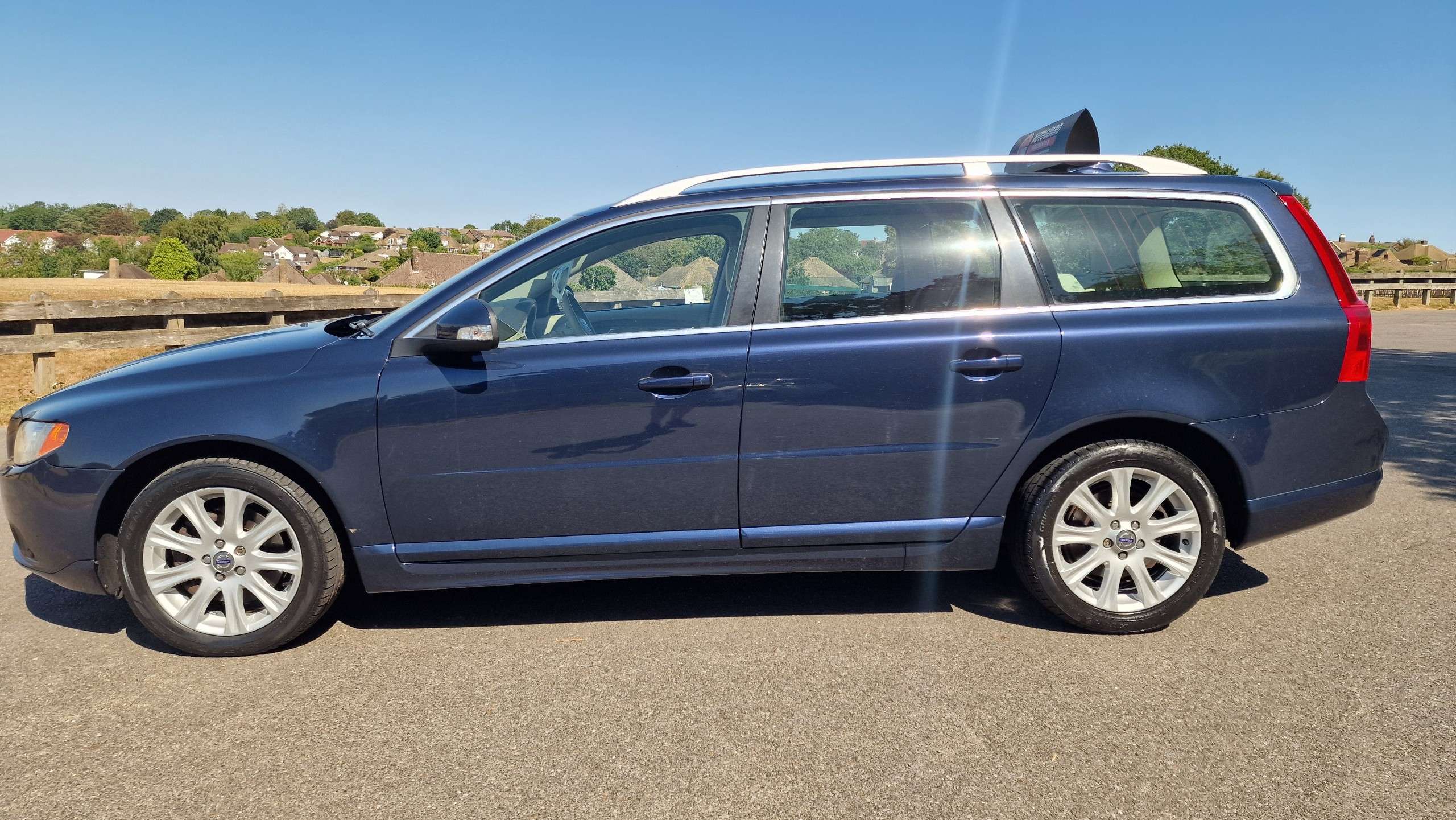 A 2009 VOLVO V70 2.4 D5 SE Lux Premium Estate 5dr Diesel Geartronic Euro 5 (205 ps)+LOW MILEAGE ONLY 63,000 MILES+AUTOMATIC+TOP SPEC A 2009 VOLVO V70 2.4 D5 SE Lux Premium Estate 5dr Diesel Geartronic Euro 5 (205 ps)+LOW MILEAGE ONLY 63,000 MILES+AUTOMATIC+TOP SPEC