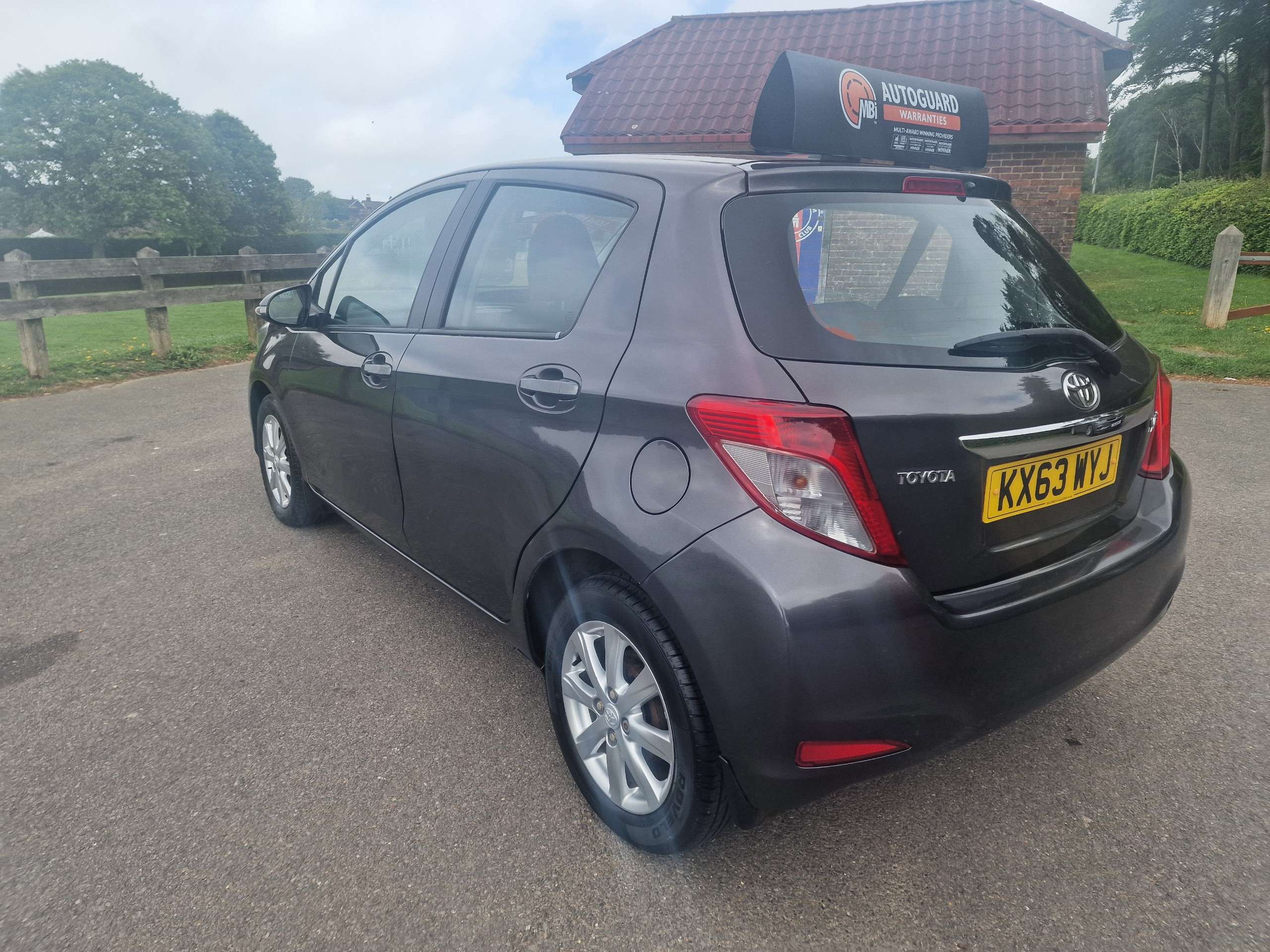 A 2013 TOYOTA YARIS 1.33 Dual VVT-i TR Hatchback 5dr Petrol Manual Euro 5 (101 ps)+LOW MILEAGE UNDER 40,000 MILES, FULL SERVICE HISTORY+ A 2013 TOYOTA YARIS 1.33 Dual VVT-i TR Hatchback 5dr Petrol Manual Euro 5 (101 ps)+LOW MILEAGE UNDER 40,000 MILES, FULL SERVICE HISTORY+