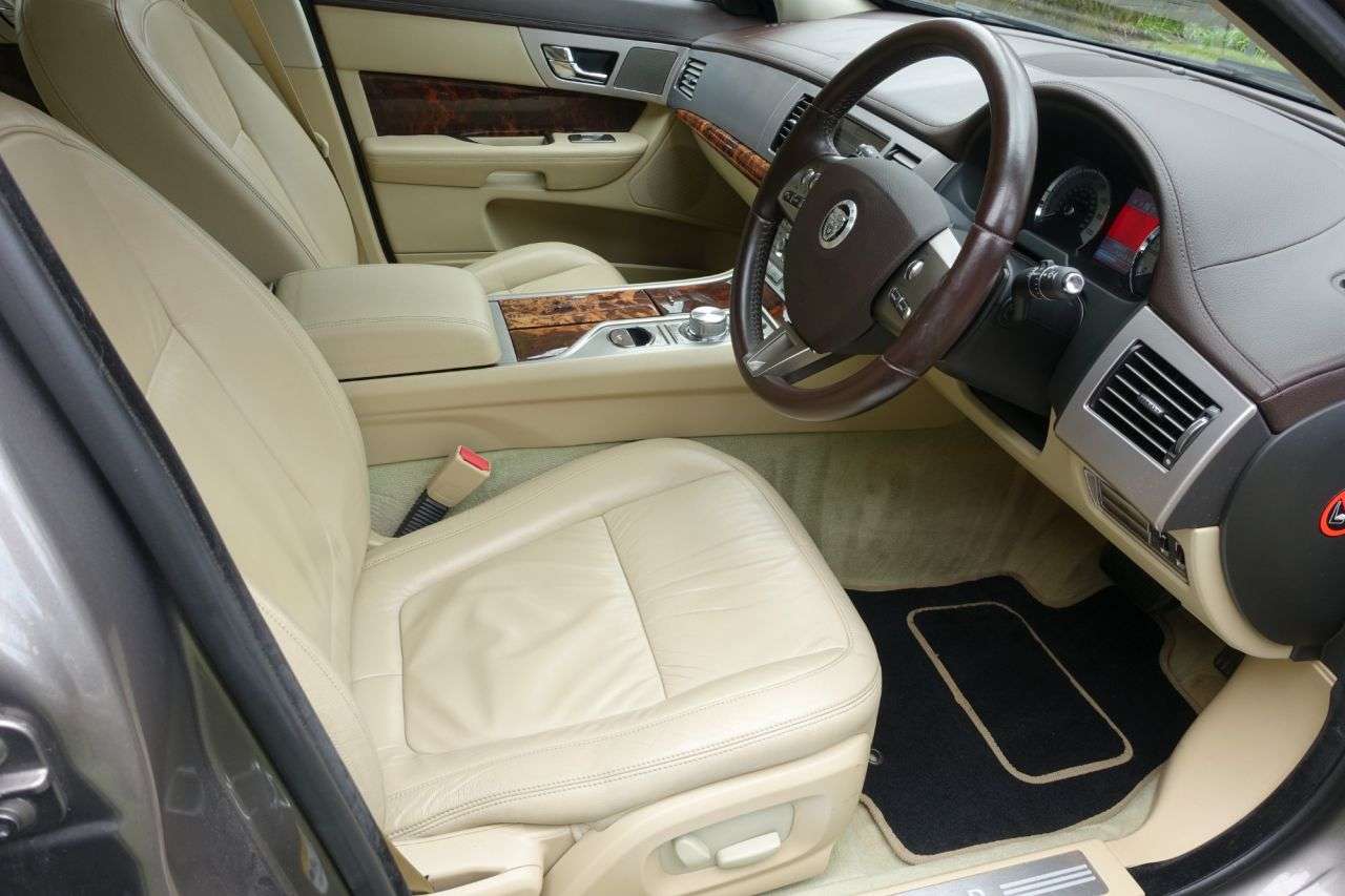 A 2008 JAGUAR XF 2.7 LUXURY V6 4d 204 BHP 2 Remote Keys A 2008 JAGUAR XF 2.7 LUXURY V6 4d 204 BHP 2 Remote Keys