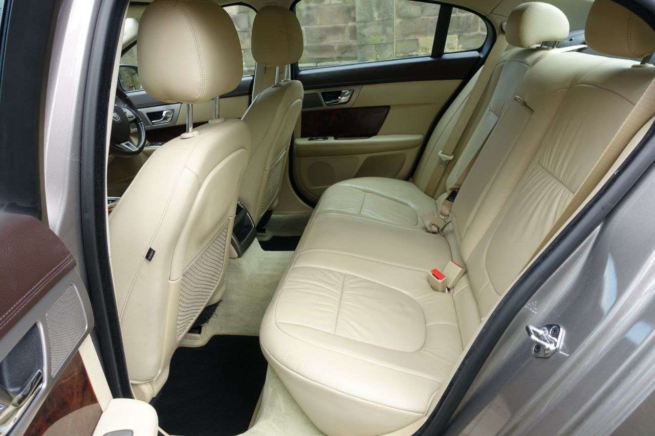 A 2008 JAGUAR XF 2.7 LUXURY V6 4d 204 BHP 2 Remote Keys A 2008 JAGUAR XF 2.7 LUXURY V6 4d 204 BHP 2 Remote Keys