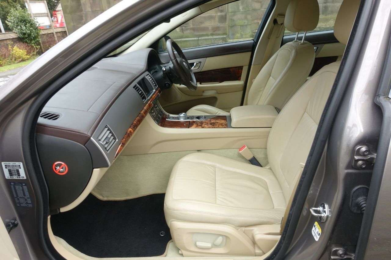 A 2008 JAGUAR XF 2.7 LUXURY V6 4d 204 BHP 2 Remote Keys A 2008 JAGUAR XF 2.7 LUXURY V6 4d 204 BHP 2 Remote Keys