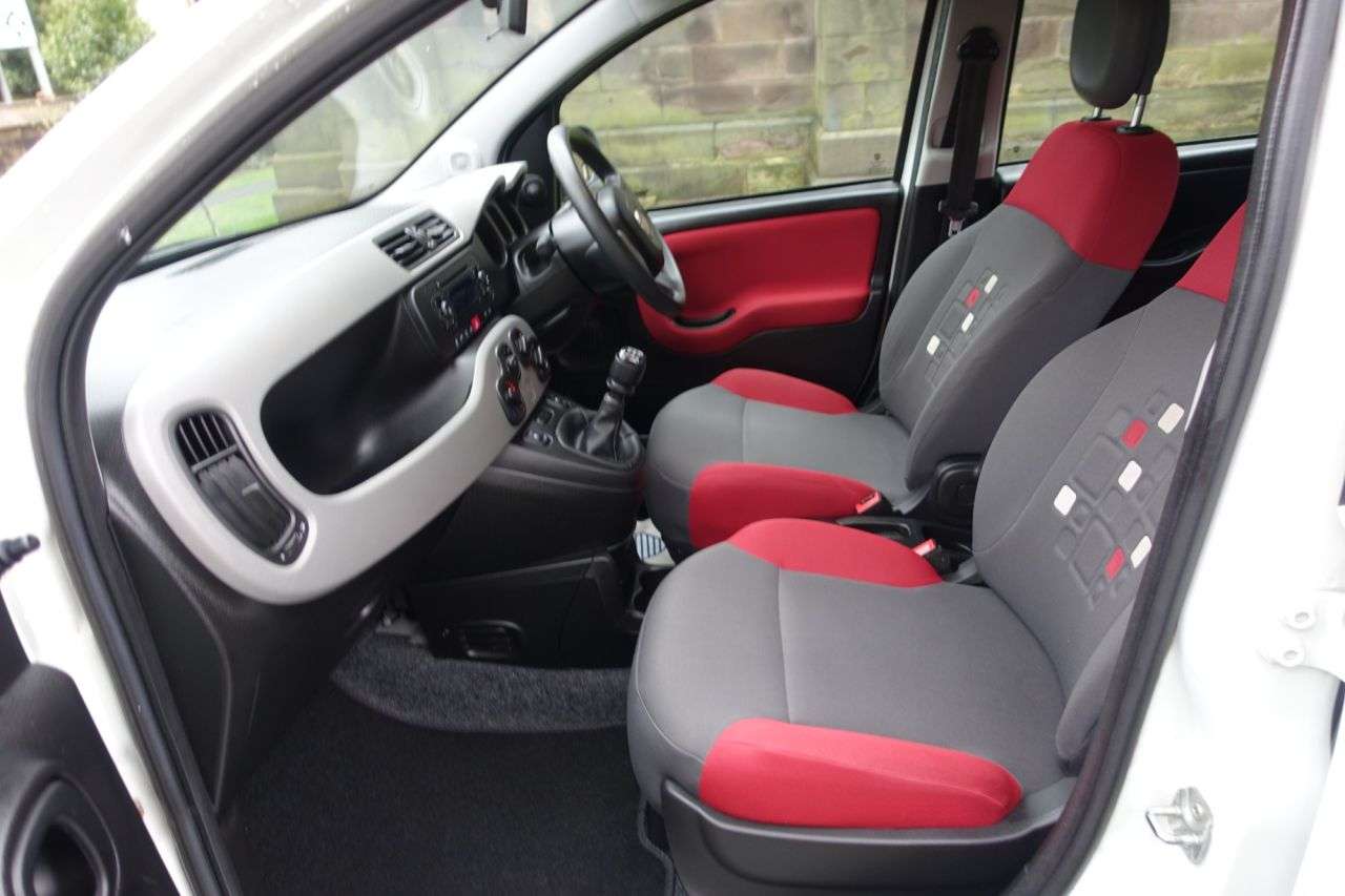 A 2013 FIAT PANDA 1.2 EASY 5d 69 BHP A 2013 FIAT PANDA 1.2 EASY 5d 69 BHP
