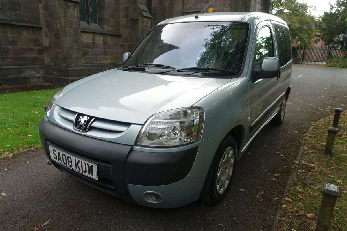 Check out this Peugeot Partner Combi 2008 Petrol Manual