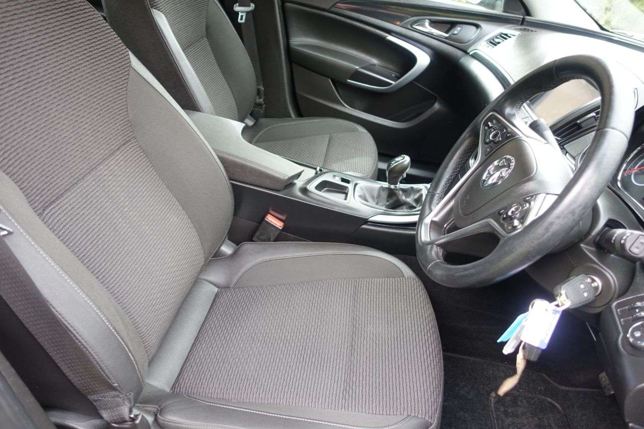 A 2016 VAUXHALL INSIGNIA 2.0 CDTi ecoFLEX Tech Line Hatchback 5dr Diesel Manual Euro 6 (s/s) (170 ps A 2016 VAUXHALL INSIGNIA 2.0 CDTi ecoFLEX Tech Line Hatchback 5dr Diesel Manual Euro 6 (s/s) (170 ps