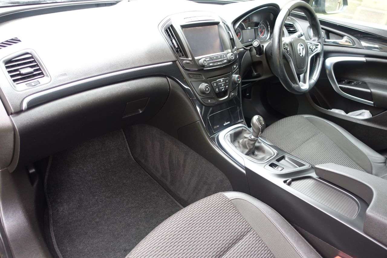 A 2016 VAUXHALL INSIGNIA 2.0 CDTi ecoFLEX Tech Line Hatchback 5dr Diesel Manual Euro 6 (s/s) (170 ps A 2016 VAUXHALL INSIGNIA 2.0 CDTi ecoFLEX Tech Line Hatchback 5dr Diesel Manual Euro 6 (s/s) (170 ps