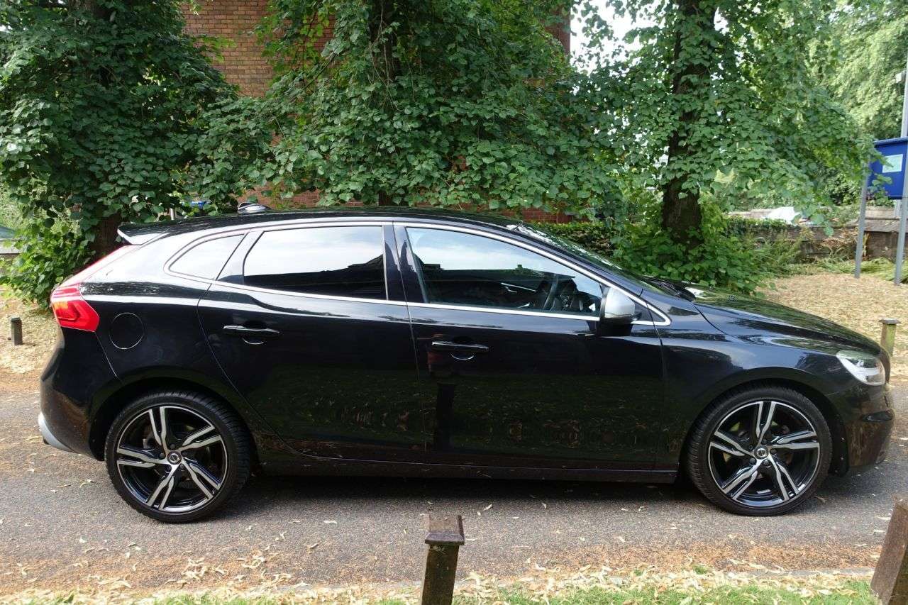 2017 VOLVO V40 2017 VOLVO V40