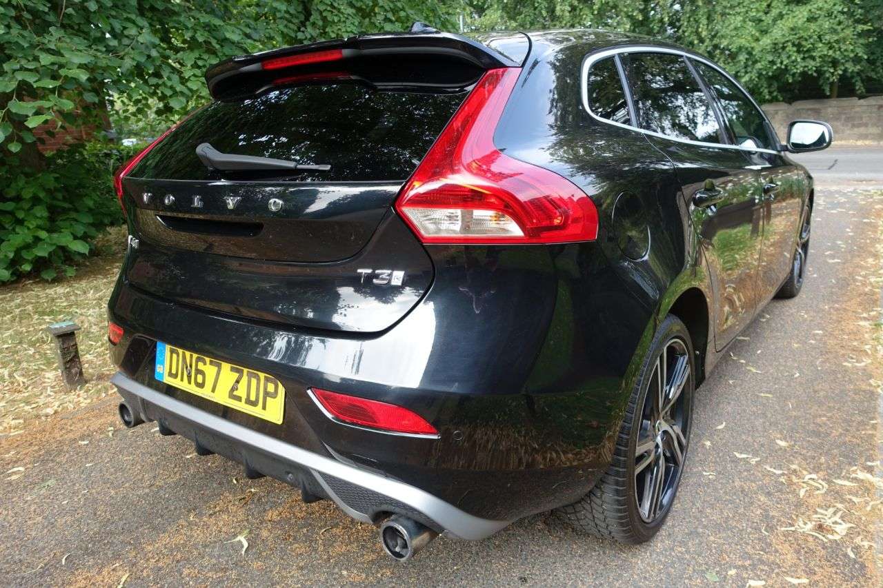 2017 VOLVO V40 2017 VOLVO V40