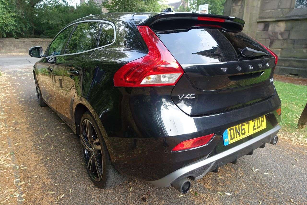 2017 VOLVO V40 2017 VOLVO V40