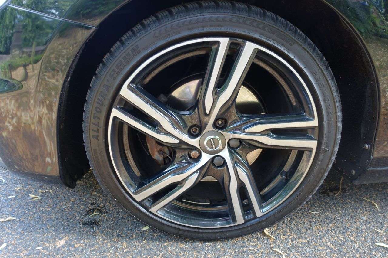 2017 VOLVO V40 2017 VOLVO V40