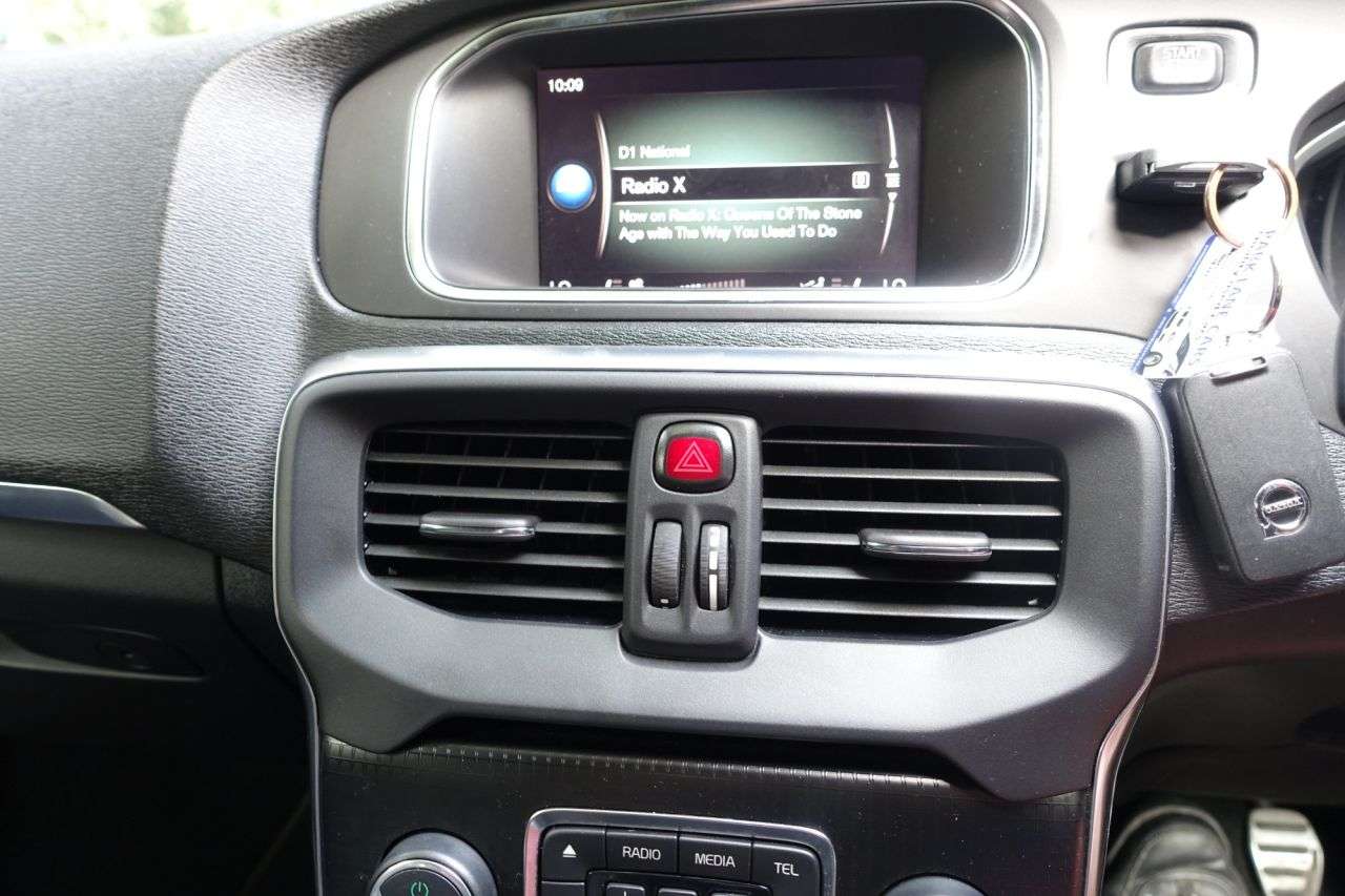 2017 VOLVO V40 2017 VOLVO V40