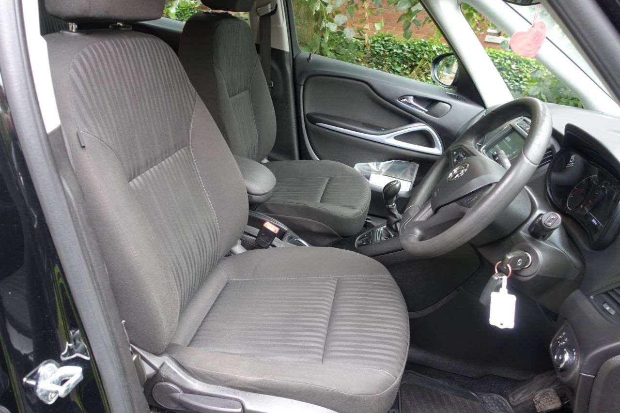 A 2017 VAUXHALL ZAFIRA TOURER 1.4i Turbo Design MPV 5dr Petrol Manual Euro 6 (140 ps) Just Had Service A 2017 VAUXHALL ZAFIRA TOURER 1.4i Turbo Design MPV 5dr Petrol Manual Euro 6 (140 ps) Just Had Service