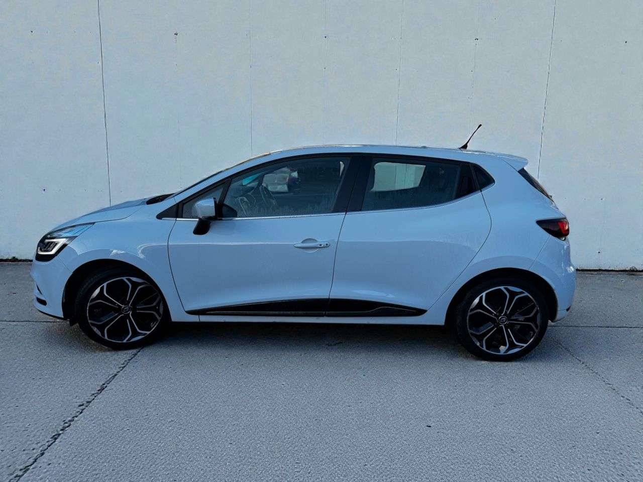 A 2016 RENAULT CLIO 0.9 TCe Dynamique S Nav Hatchback 5dr Petrol Manual Euro 6 (s/s) (90 ps) A 2016 RENAULT CLIO 0.9 TCe Dynamique S Nav Hatchback 5dr Petrol Manual Euro 6 (s/s) (90 ps)