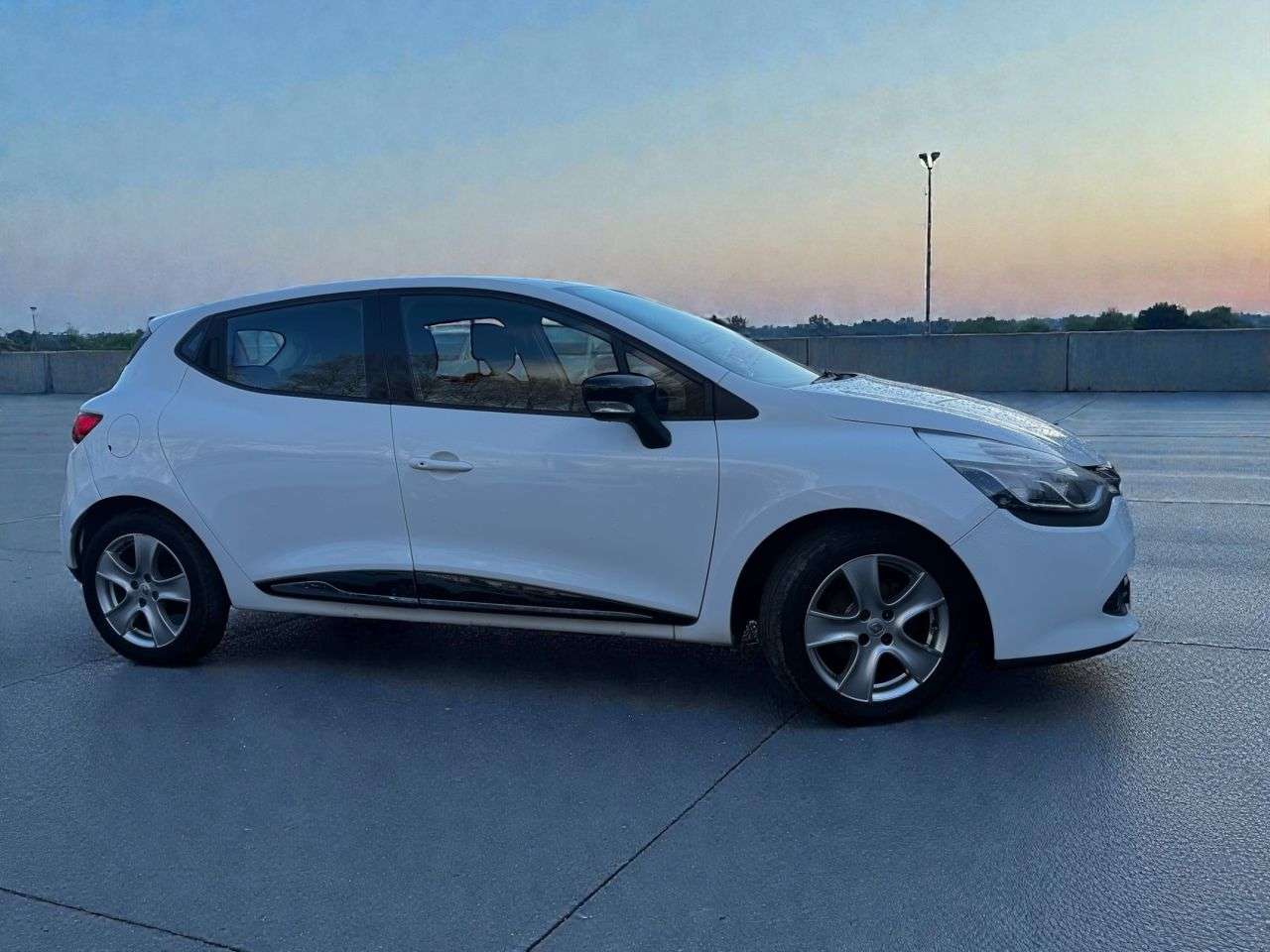 A 2015 RENAULT CLIO 1.5 dCi Dynamique Nav Hatchback 5dr Diesel Manual Euro 6 (s/s) (90 ps) A 2015 RENAULT CLIO 1.5 dCi Dynamique Nav Hatchback 5dr Diesel Manual Euro 6 (s/s) (90 ps)