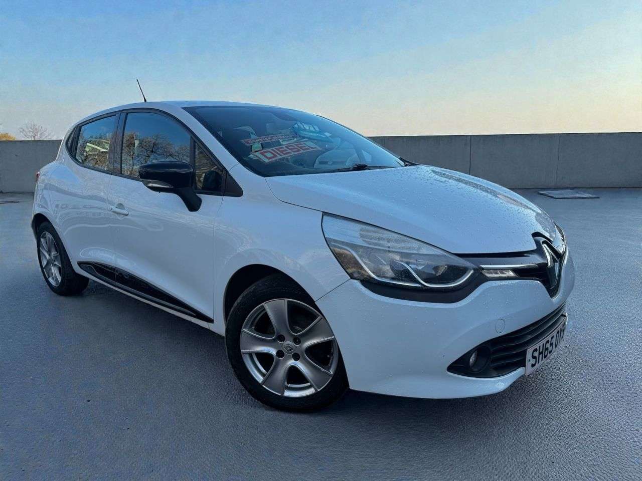 A 2015 RENAULT CLIO 1.5 dCi Dynamique Nav Hatchback 5dr Diesel Manual Euro 6 (s/s) (90 ps) A 2015 RENAULT CLIO 1.5 dCi Dynamique Nav Hatchback 5dr Diesel Manual Euro 6 (s/s) (90 ps)