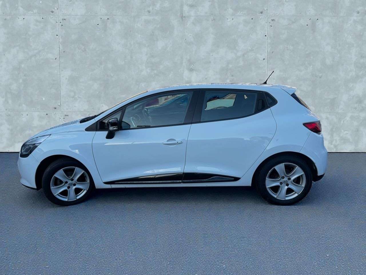 A 2015 RENAULT CLIO 1.5 dCi Dynamique Nav Hatchback 5dr Diesel Manual Euro 6 (s/s) (90 ps) A 2015 RENAULT CLIO 1.5 dCi Dynamique Nav Hatchback 5dr Diesel Manual Euro 6 (s/s) (90 ps)