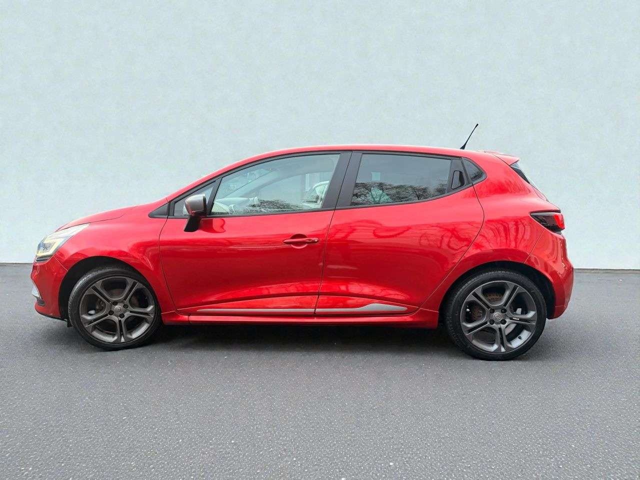 A 2019 RENAULT CLIO 0.9 TCe GT Line Hatchback 5dr Petrol Manual Euro 6 (s/s) (90 ps) !!!!! LOW A 2019 RENAULT CLIO 0.9 TCe GT Line Hatchback 5dr Petrol Manual Euro 6 (s/s) (90 ps) !!!!! LOW