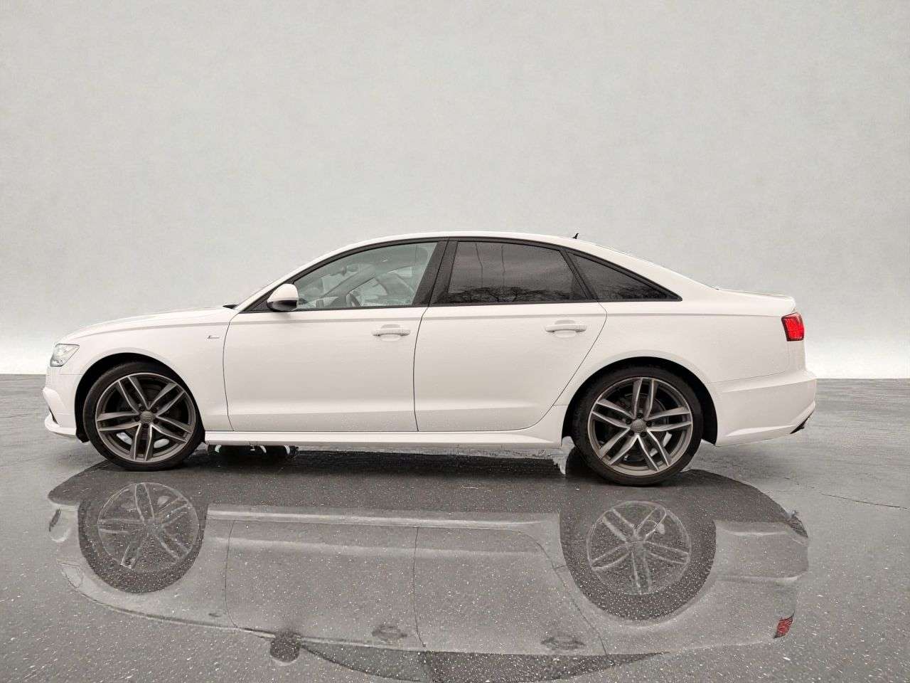 A 2016 AUDI A6 SALOON 2.0 TDI ultra Black Edition Saloon 4dr Diesel Manual Euro 6 (s/s) (190 ps) A 2016 AUDI A6 SALOON 2.0 TDI ultra Black Edition Saloon 4dr Diesel Manual Euro 6 (s/s) (190 ps)