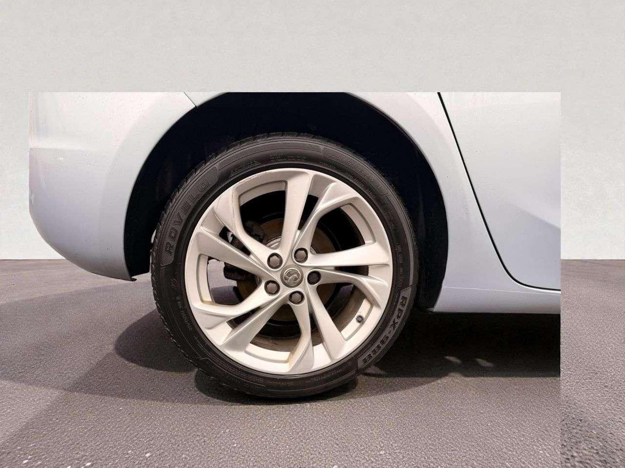 A 2016 VAUXHALL ASTRA 1.6 CDTi BlueInjection SRi Hatchback 5dr Diesel Manual Euro 6 (s/s) (136 ps A 2016 VAUXHALL ASTRA 1.6 CDTi BlueInjection SRi Hatchback 5dr Diesel Manual Euro 6 (s/s) (136 ps