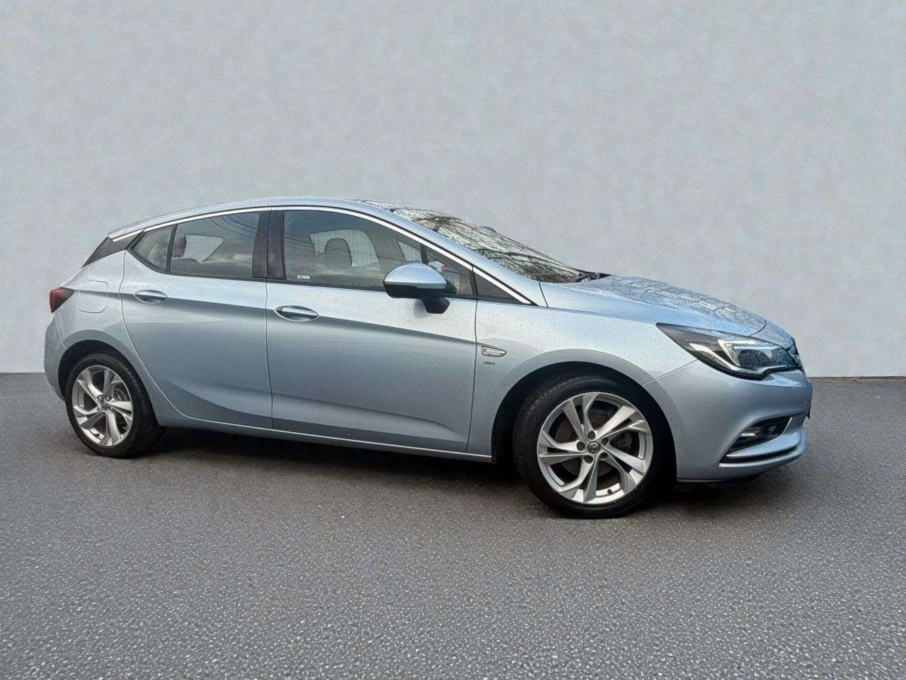 A 2016 VAUXHALL ASTRA 1.6 CDTi BlueInjection SRi Hatchback 5dr Diesel Manual Euro 6 (s/s) (136 ps A 2016 VAUXHALL ASTRA 1.6 CDTi BlueInjection SRi Hatchback 5dr Diesel Manual Euro 6 (s/s) (136 ps
