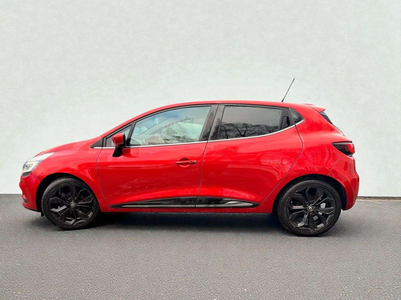 A 2017 RENAULT CLIO 1.5 dCi Dynamique S Nav Hatchback 5dr Diesel Manual Euro 6 (s/s) (90 ps) A 2017 RENAULT CLIO 1.5 dCi Dynamique S Nav Hatchback 5dr Diesel Manual Euro 6 (s/s) (90 ps)