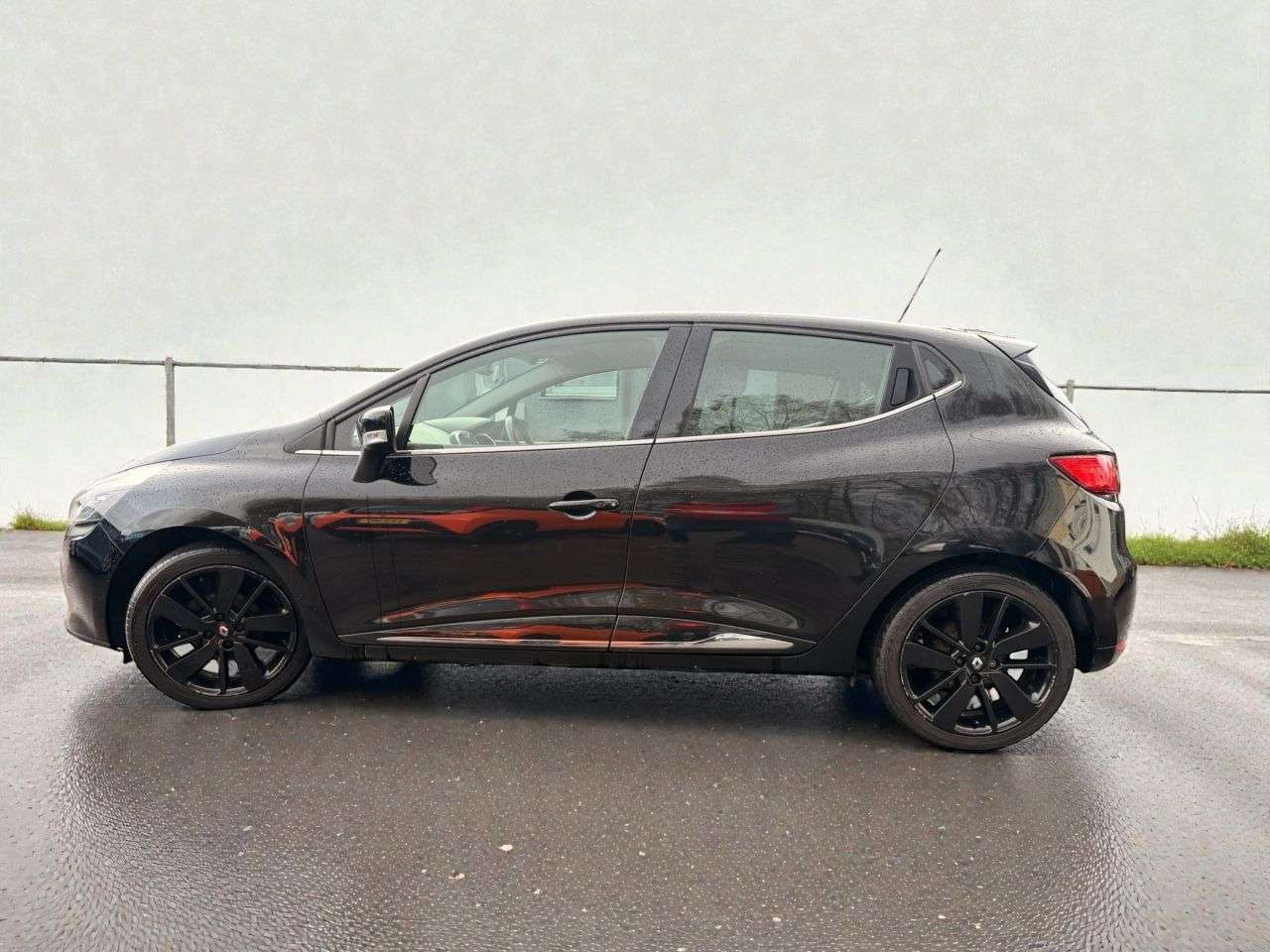 A 2016 RENAULT CLIO 1.5 dCi Dynamique S Nav Hatchback 5dr Diesel Manual Euro 6 (s/s) (90 ps) LO A 2016 RENAULT CLIO 1.5 dCi Dynamique S Nav Hatchback 5dr Diesel Manual Euro 6 (s/s) (90 ps) LO