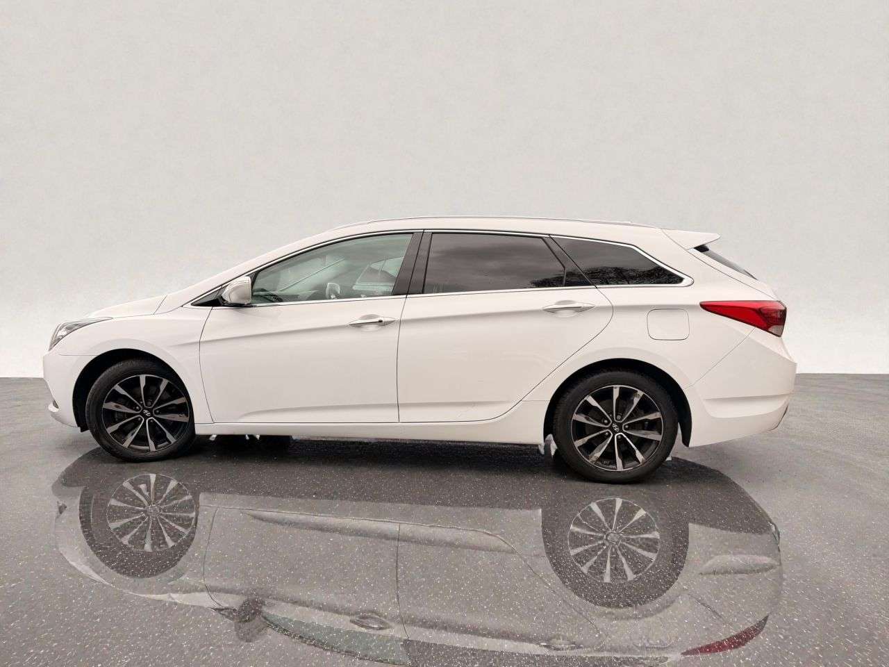 A 2018 HYUNDAI I40 1.7 CRDi Blue Drive SE Nav Business Tourer 5dr Diesel DCT Euro 6 (s/s) (141 A 2018 HYUNDAI I40 1.7 CRDi Blue Drive SE Nav Business Tourer 5dr Diesel DCT Euro 6 (s/s) (141