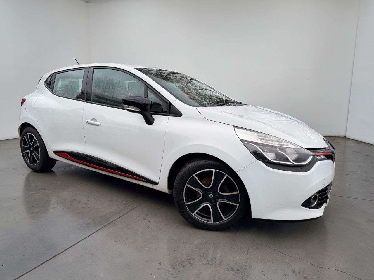 A 2016 RENAULT CLIO 1.2 16V Dynamique Nav Hatchback 5dr Petrol Manual Euro 6 (75 ps) A 2016 RENAULT CLIO 1.2 16V Dynamique Nav Hatchback 5dr Petrol Manual Euro 6 (75 ps)