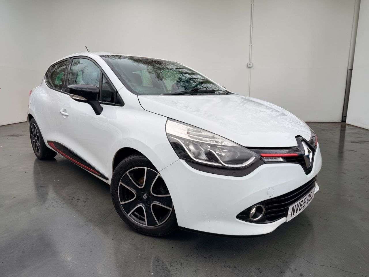A 2016 RENAULT CLIO 1.2 16V Dynamique Nav Hatchback 5dr Petrol Manual Euro 6 (75 ps) A 2016 RENAULT CLIO 1.2 16V Dynamique Nav Hatchback 5dr Petrol Manual Euro 6 (75 ps)