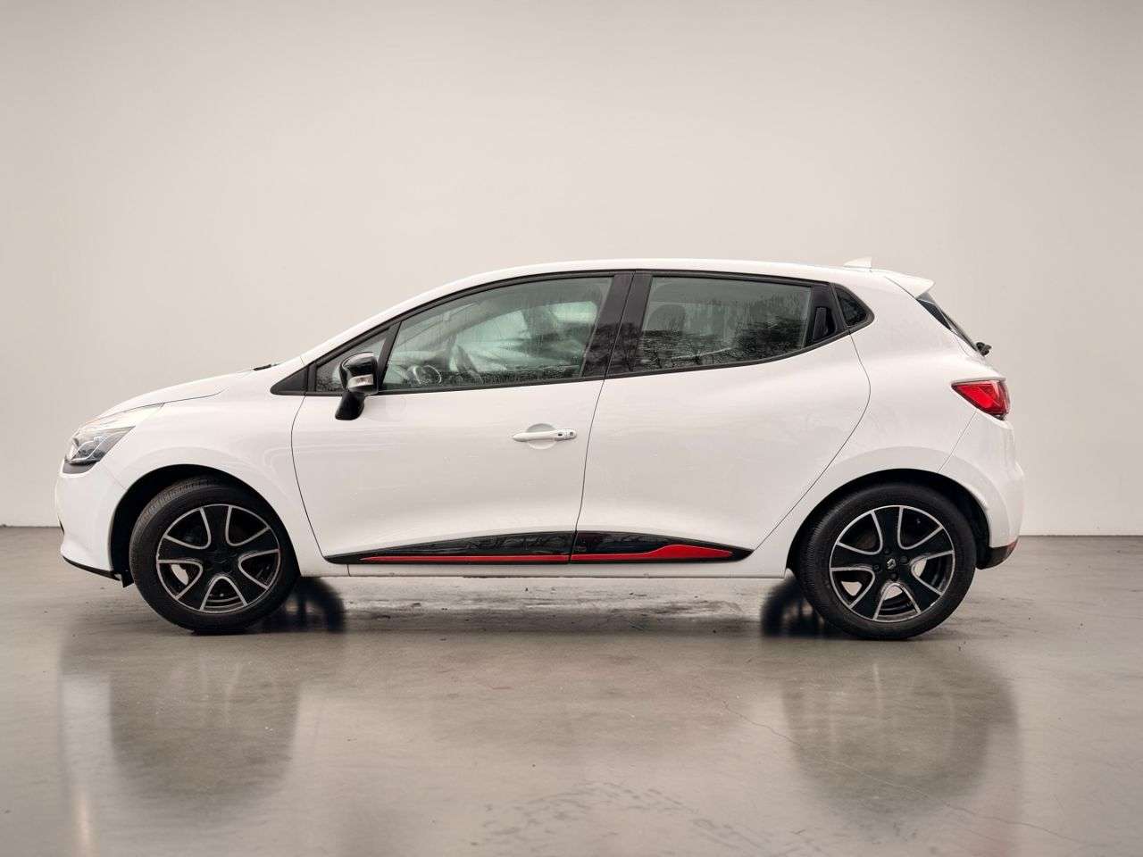 A 2016 RENAULT CLIO 1.2 16V Dynamique Nav Hatchback 5dr Petrol Manual Euro 6 (75 ps) A 2016 RENAULT CLIO 1.2 16V Dynamique Nav Hatchback 5dr Petrol Manual Euro 6 (75 ps)