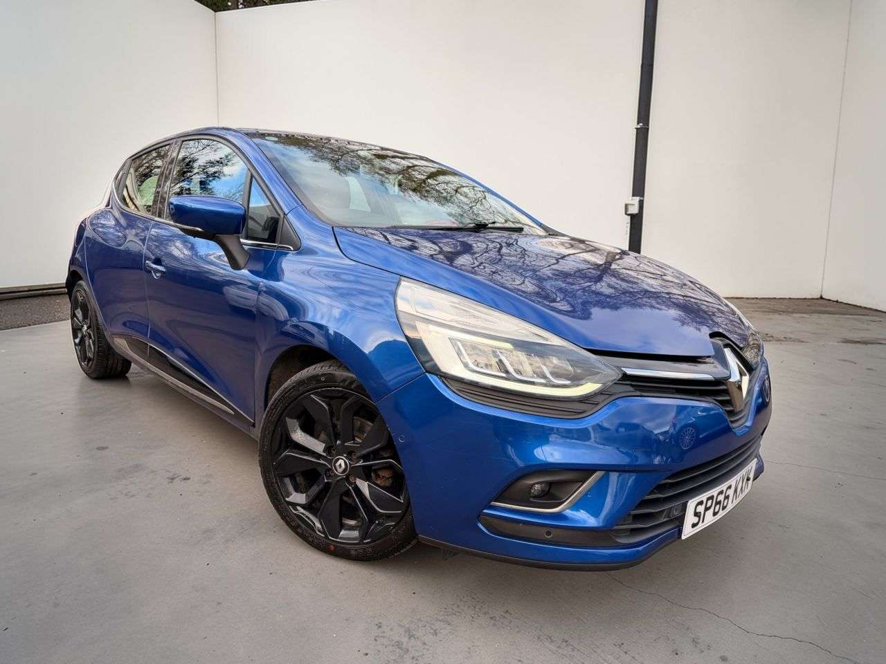 A 2016 RENAULT CLIO 1.2L 5d 117 BHP A 2016 RENAULT CLIO 1.2L 5d 117 BHP