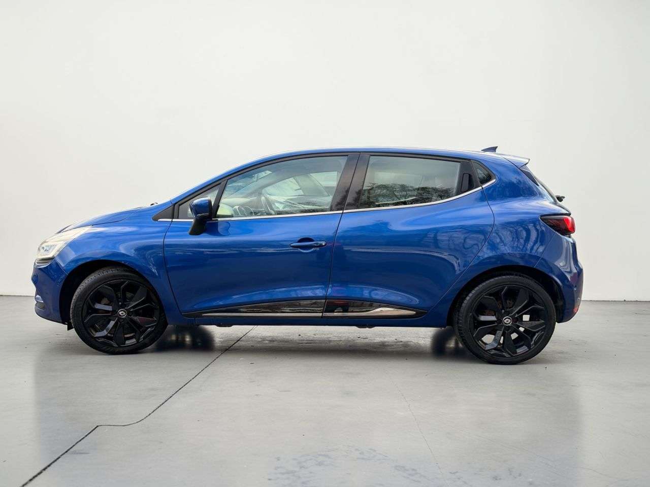 A 2016 RENAULT CLIO 1.2L 5d 117 BHP A 2016 RENAULT CLIO 1.2L 5d 117 BHP