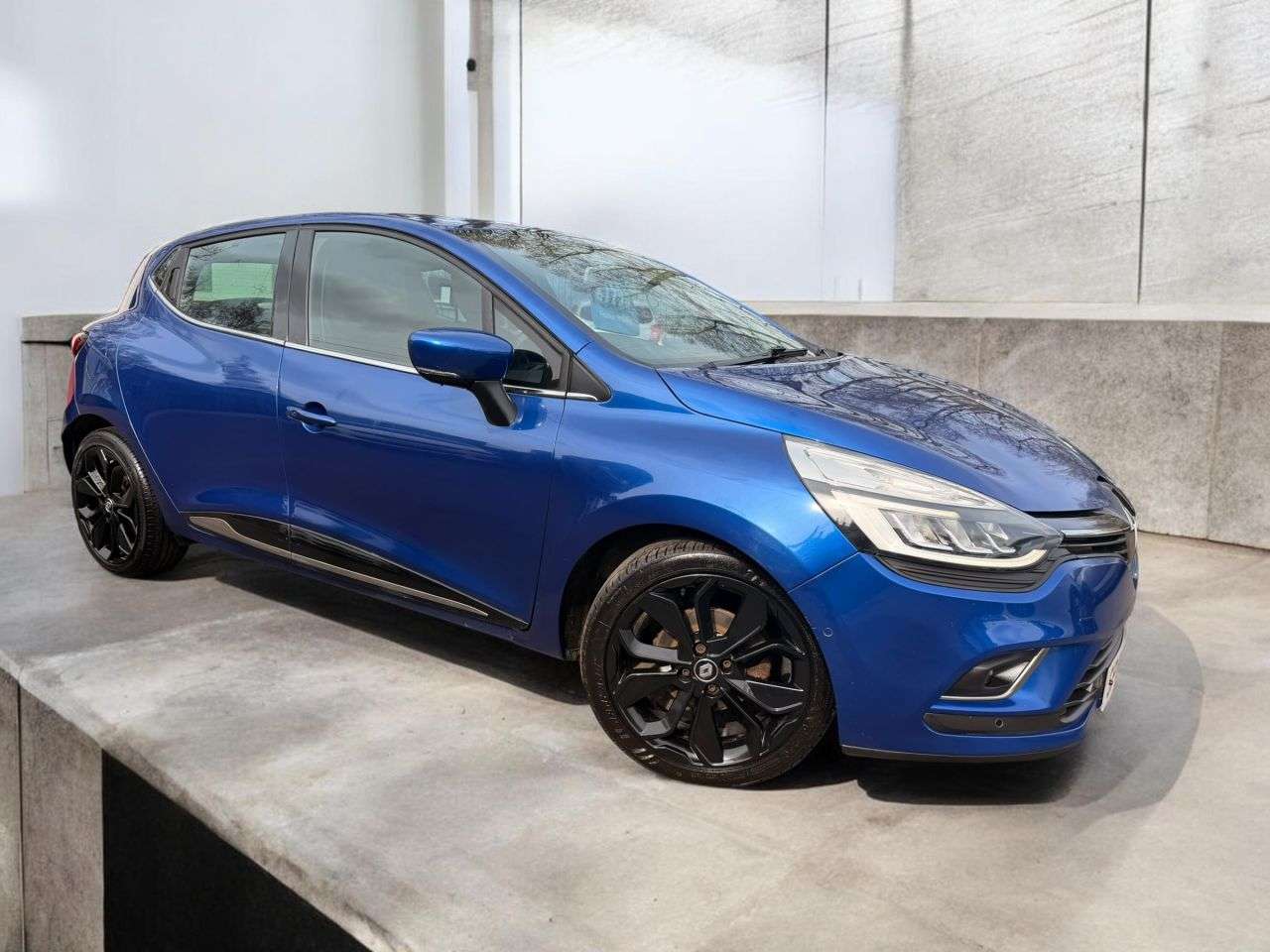 A 2016 RENAULT CLIO 1.2L 5d 117 BHP A 2016 RENAULT CLIO 1.2L 5d 117 BHP