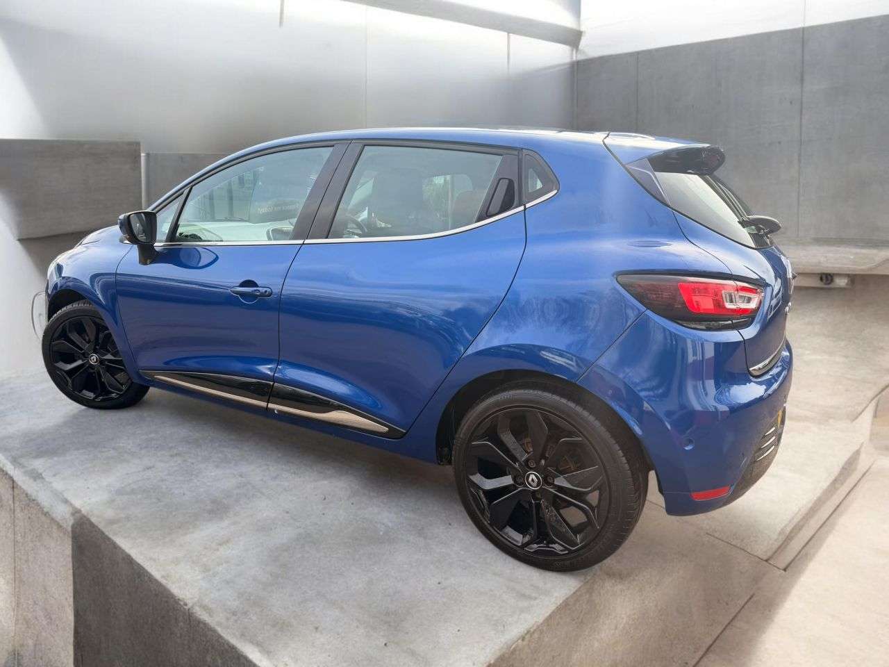 A 2016 RENAULT CLIO 1.2L 5d 117 BHP A 2016 RENAULT CLIO 1.2L 5d 117 BHP