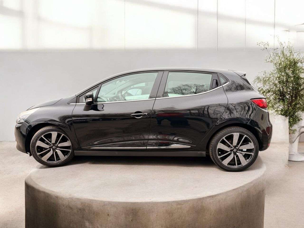 A 2014 RENAULT CLIO 0.9 TCe Dynamique S MediaNav Hatchback 5dr Petrol Manual Euro 5 (s/s) (90 p A 2014 RENAULT CLIO 0.9 TCe Dynamique S MediaNav Hatchback 5dr Petrol Manual Euro 5 (s/s) (90 p