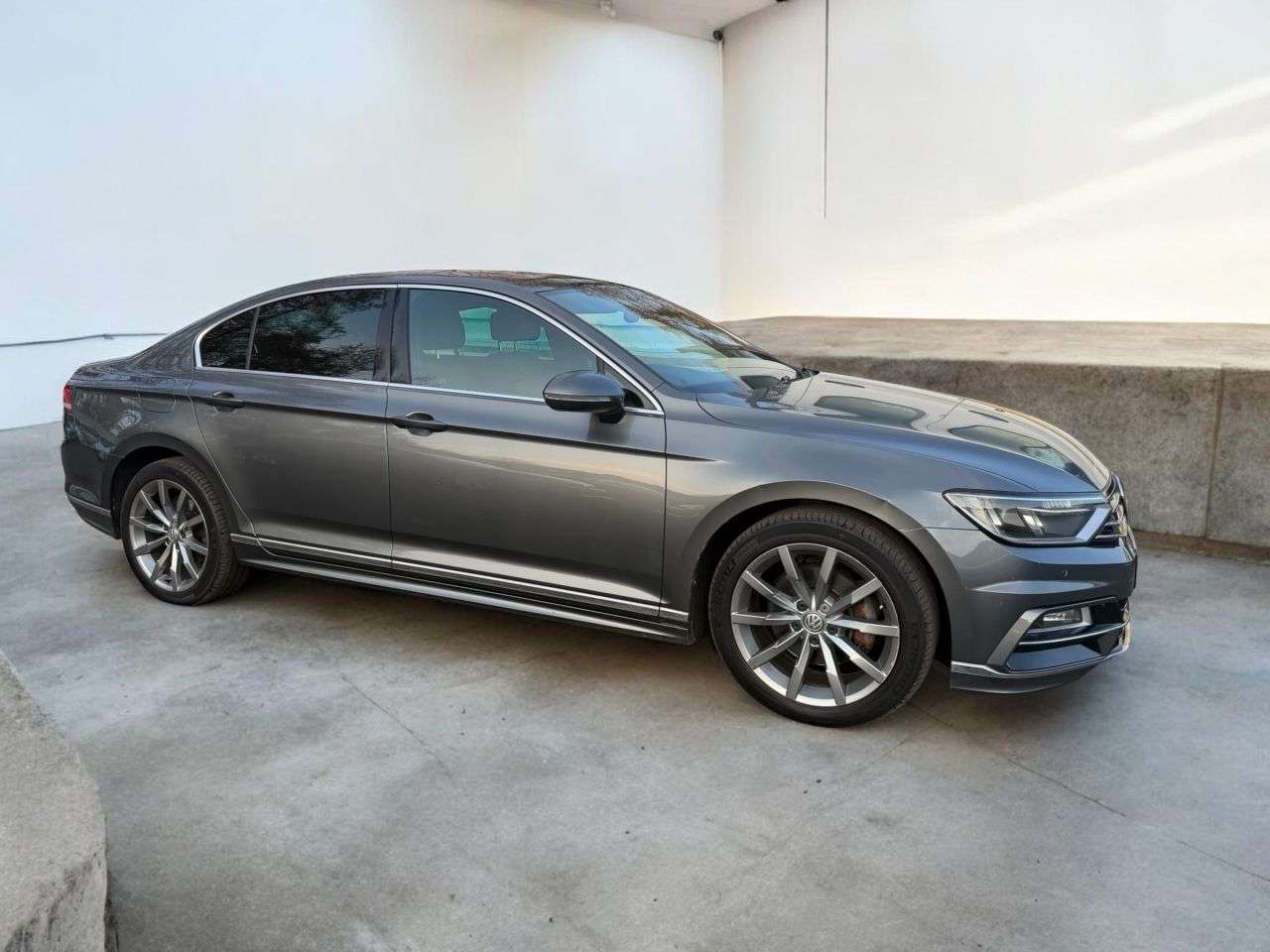 A 2017 VOLKSWAGEN PASSAT 2.0 TDI BlueMotion Tech R-Line Saloon 4dr Diesel Manual Euro 6 (s/s) (150 p A 2017 VOLKSWAGEN PASSAT 2.0 TDI BlueMotion Tech R-Line Saloon 4dr Diesel Manual Euro 6 (s/s) (150 p