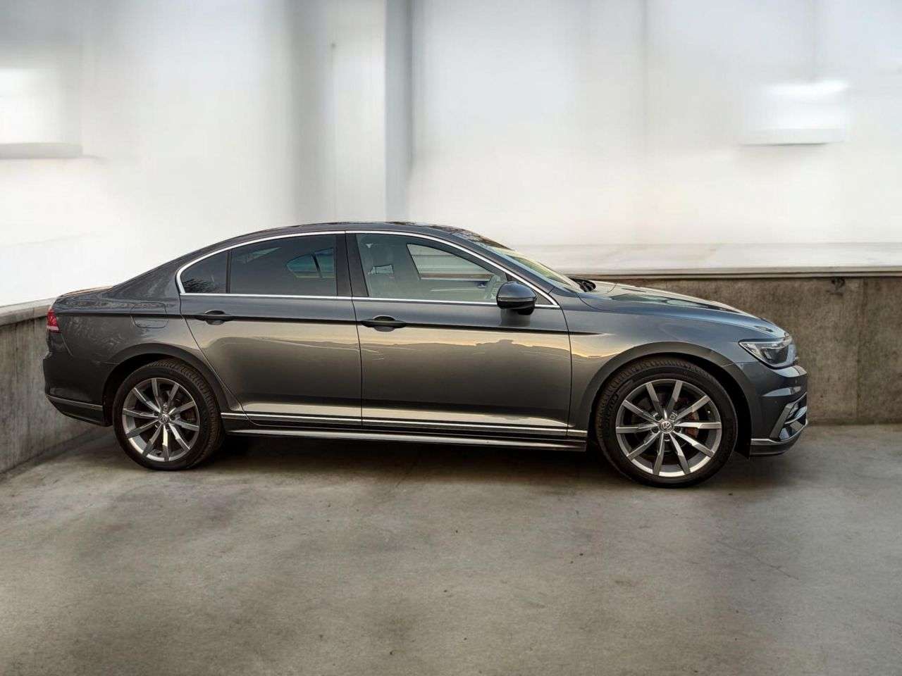 A 2017 VOLKSWAGEN PASSAT 2.0 TDI BlueMotion Tech R-Line Saloon 4dr Diesel Manual Euro 6 (s/s) (150 p A 2017 VOLKSWAGEN PASSAT 2.0 TDI BlueMotion Tech R-Line Saloon 4dr Diesel Manual Euro 6 (s/s) (150 p