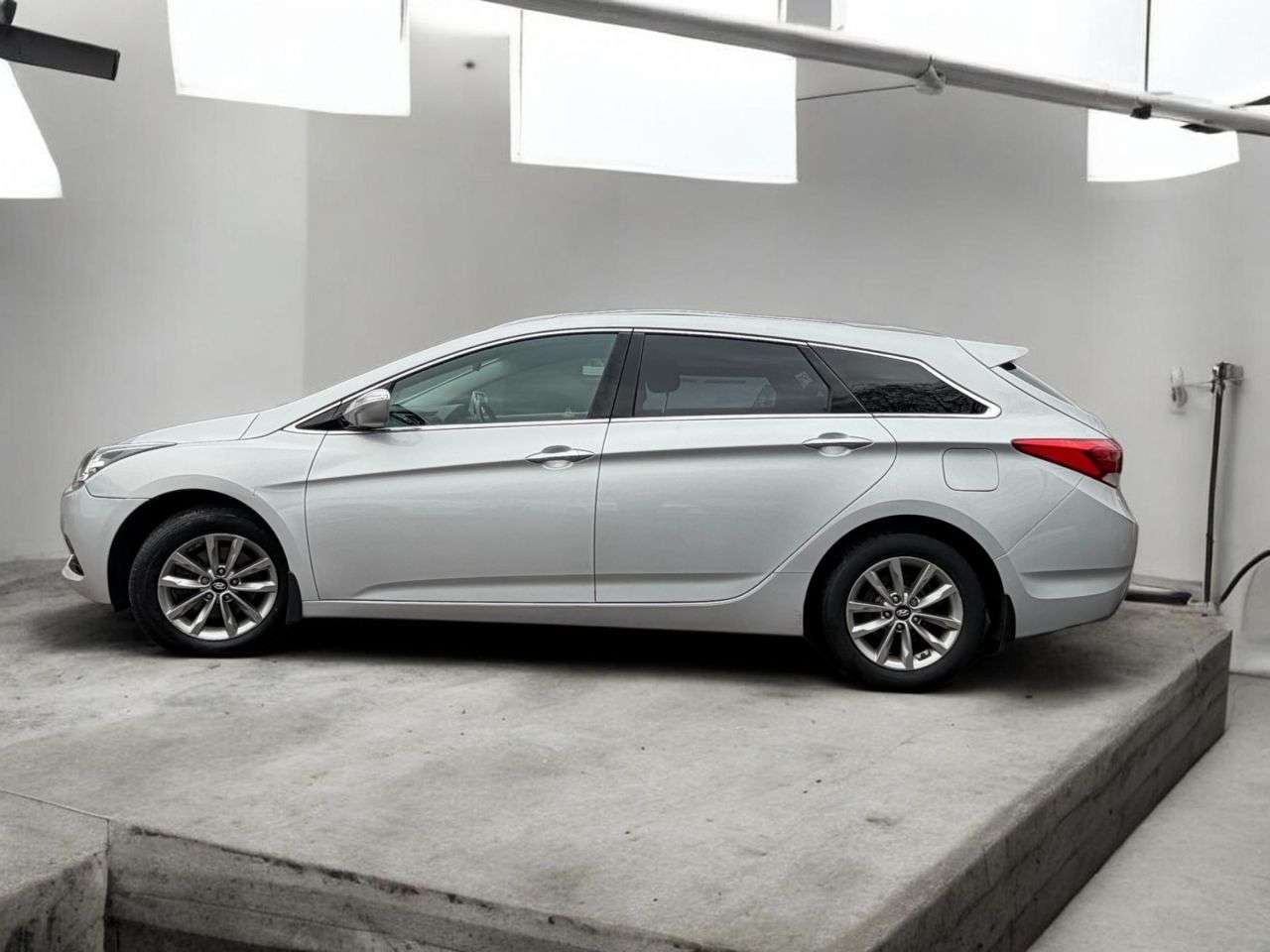 A 2016 HYUNDAI I40 1.7 CRDi Blue Drive SE Nav Tourer 5dr Diesel Manual Euro 6 (s/s) (115 ps) * A 2016 HYUNDAI I40 1.7 CRDi Blue Drive SE Nav Tourer 5dr Diesel Manual Euro 6 (s/s) (115 ps) *